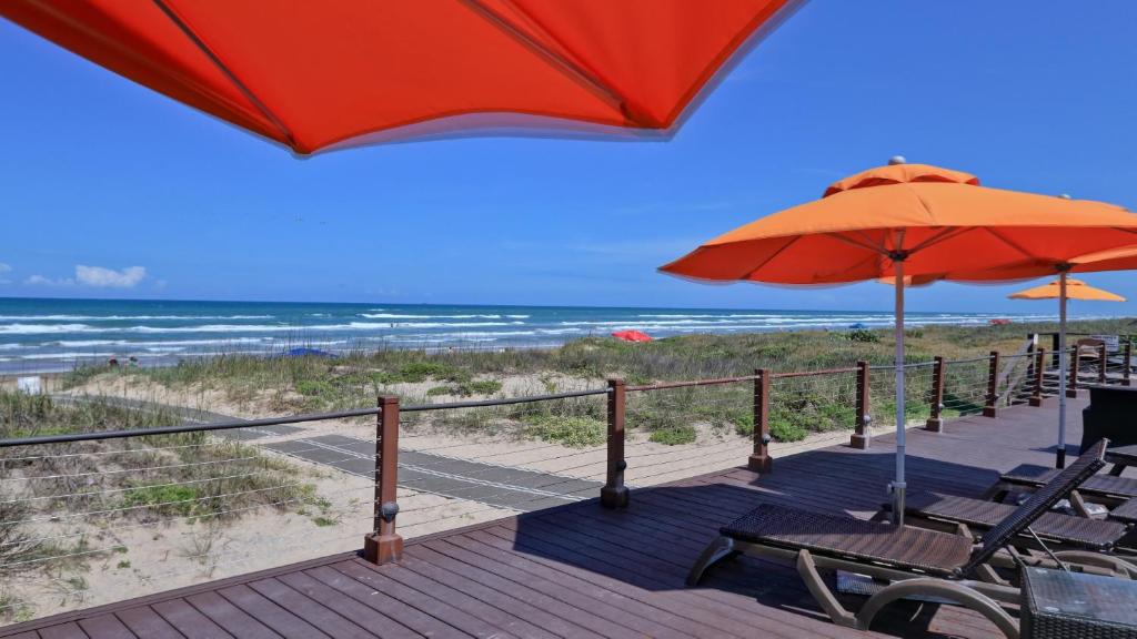 Bay view in Paradise! Tasteful condo in beachfront resort shared pools & jacuzzi pet friendly - image 4