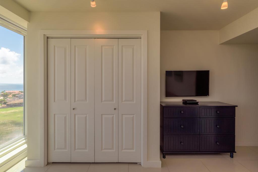 Bay view in Paradise! Tasteful condo in beachfront resort shared pools & jacuzzi pet friendly - image 7