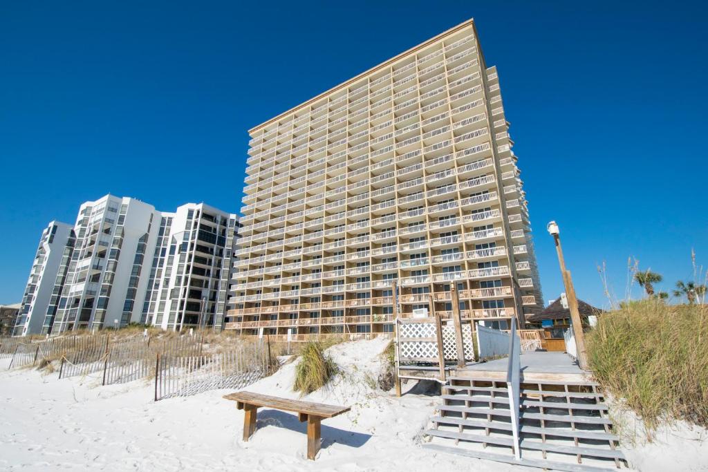 Pelican Beach Resort 801 by RealJoy - image 4