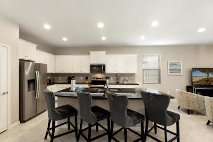Family Resort - 8BR Luxury Mansion - Private Pool Hot Tub BBQ! - image 10
