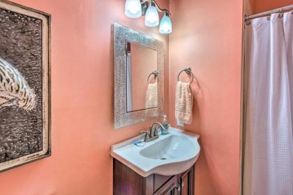 Edgewater Resort Condo Walk to Beachfront! - image 11