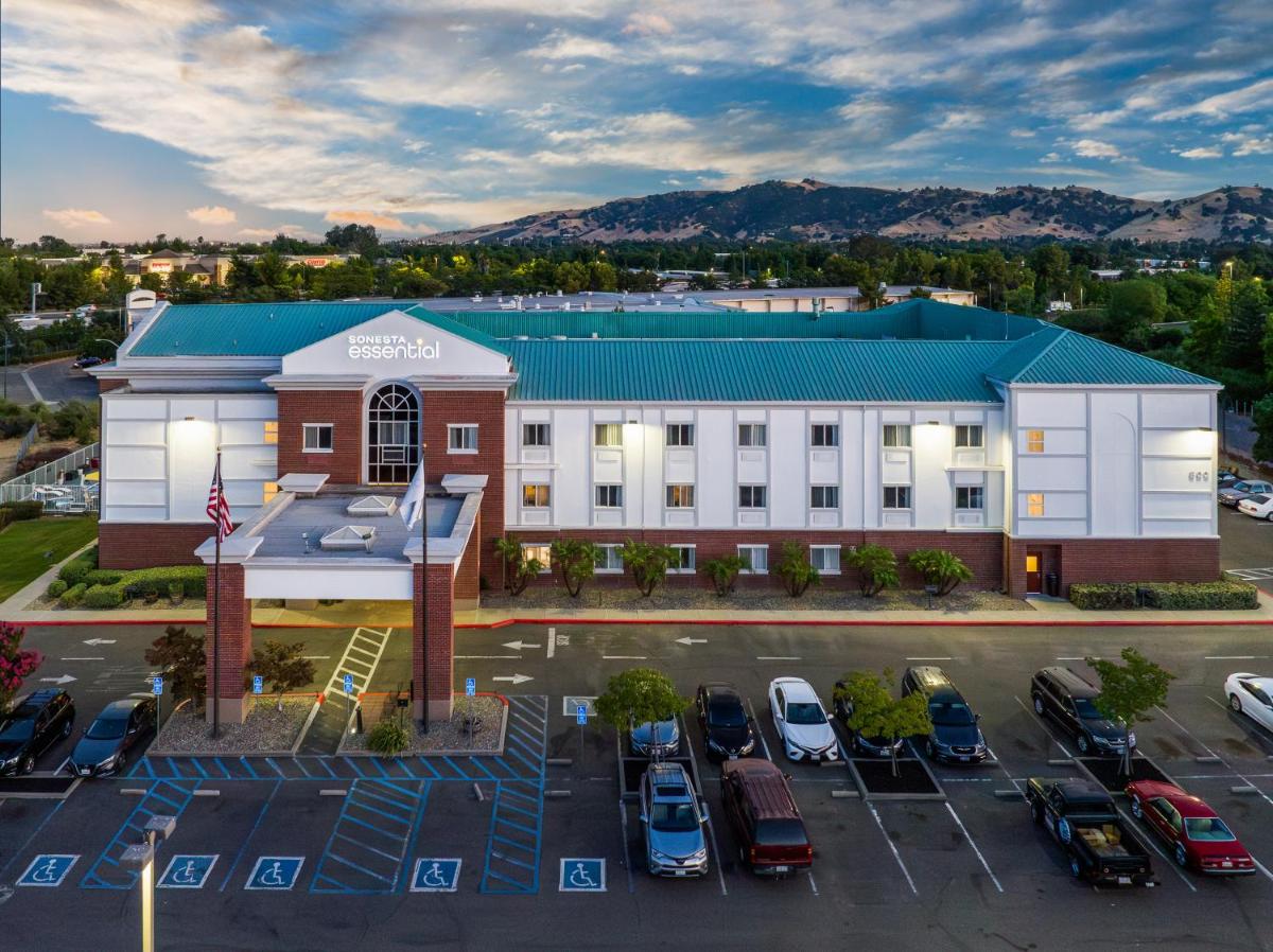 Hampton Inn & Suites Vacaville-Napa Valley - image 2
