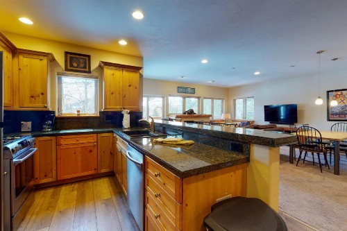 Beautiful East Vail 3 Bedroom Condo w/Hot Tub On shuttle Route. - image 6