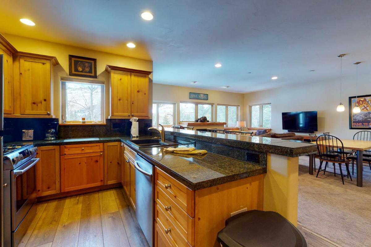Beautiful East Vail 3 Bedroom Condo w/Hot Tub On shuttle Route. - image 6
