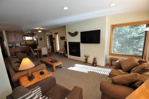 Spacious 2 Bedroom Condo with Spectacular Views & Underground Parking. - image 1