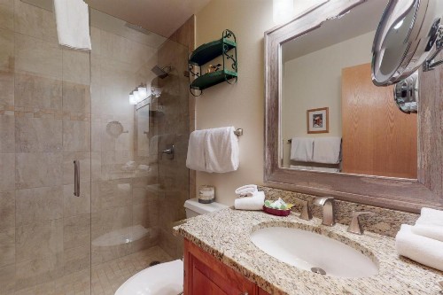 Spacious 2 Bedroom Condo with Spectacular Views & Underground Parking. - image 11