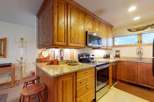 Spacious 2 Bedroom Condo with Spectacular Views & Underground Parking. - image 3