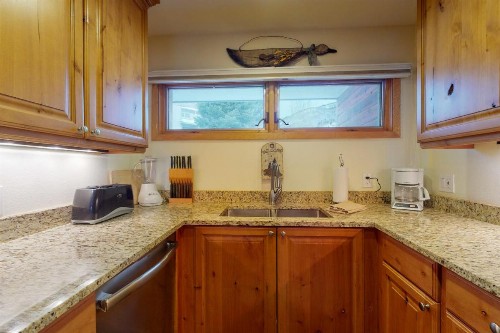 Spacious 2 Bedroom Condo with Spectacular Views & Underground Parking. - image 6