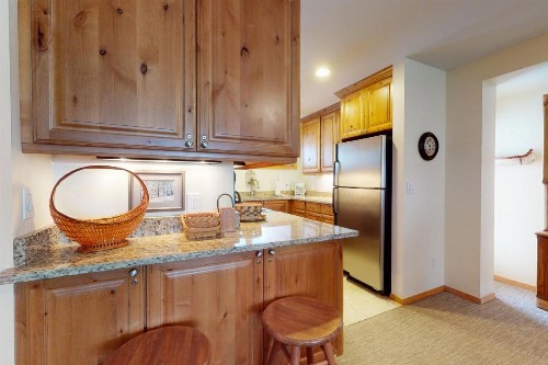 Spacious 2 Bedroom Condo with Spectacular Views & Underground Parking. - image 9