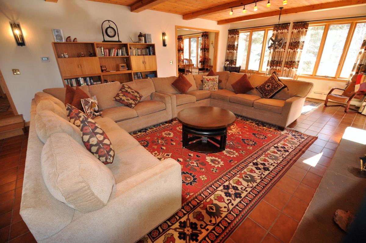 Cascade Village Area 5 bed 4 bath Walk to lift! - main image