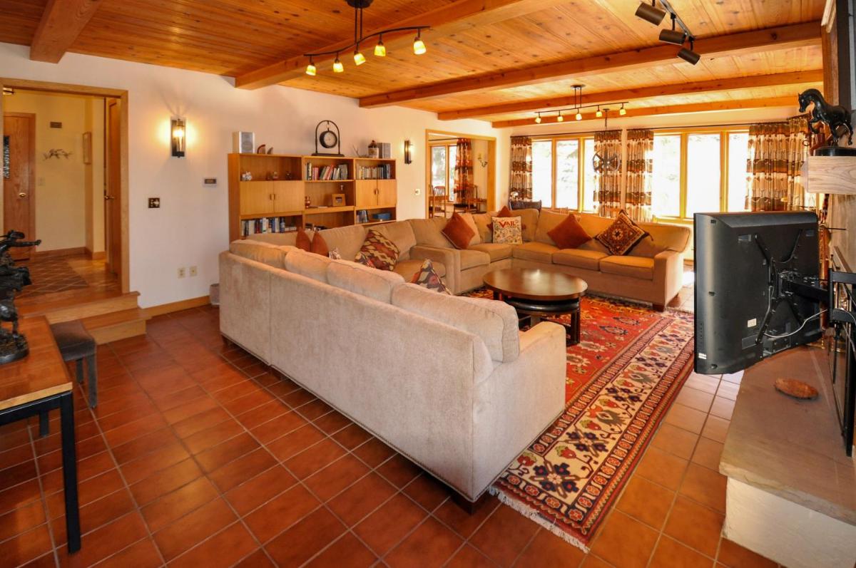 Cascade Village Area 5 bed 4 bath Walk to lift! - image 7