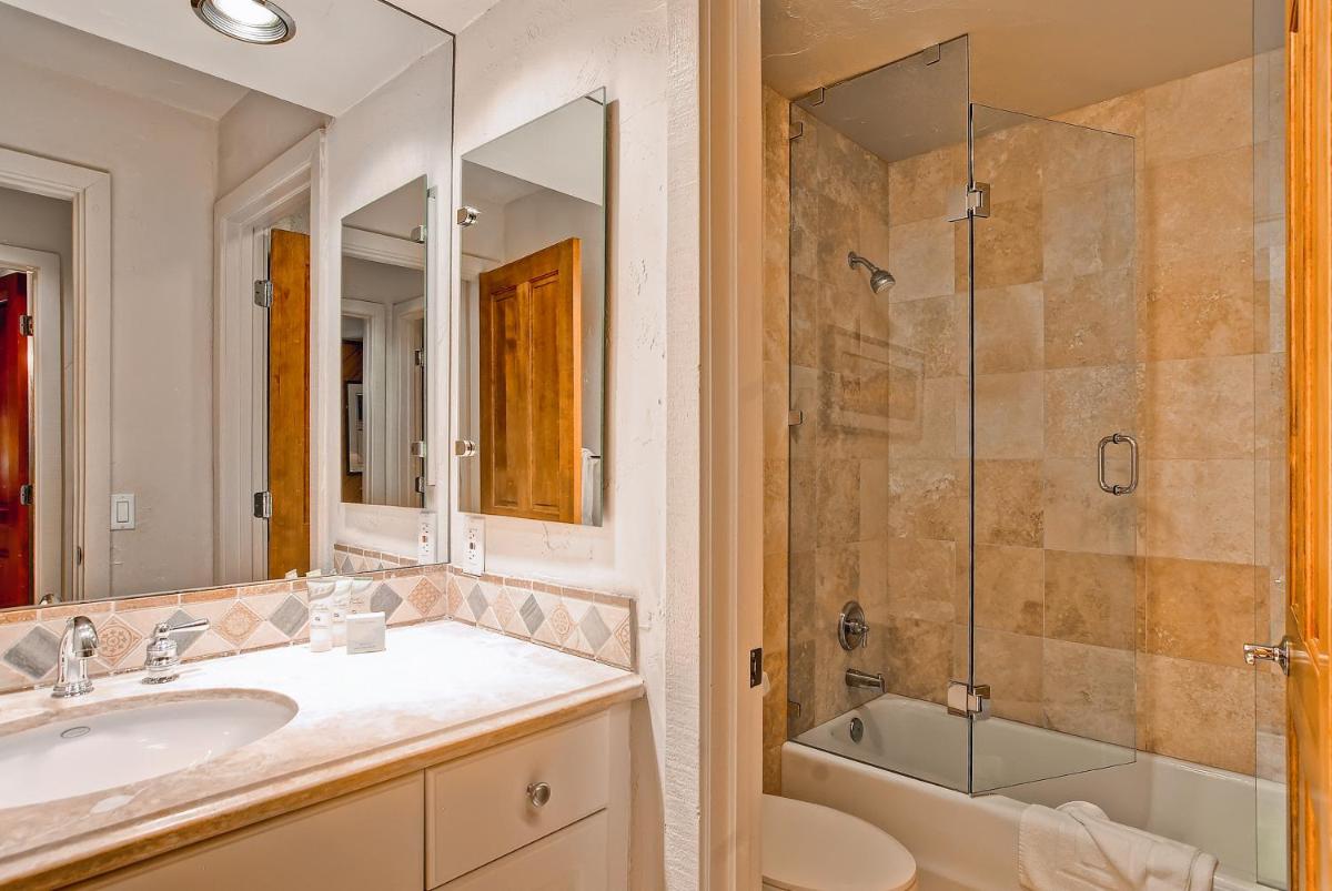 Ridgepoint Townhomes by East West Hospitality - image 7
