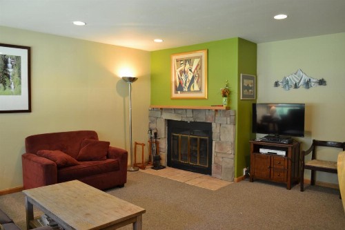Convenient 2 Bedroom Condo #11A in East Vail. Market and Hot Tub on Site - image 1