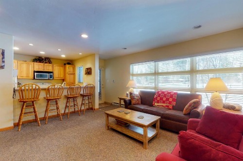 Convenient 2 Bedroom Condo #11A in East Vail. Market and Hot Tub on Site - image 2