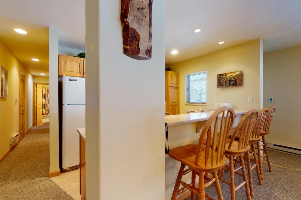 Convenient 2 Bedroom Condo #11A in East Vail. Market and Hot Tub on Site - image 4