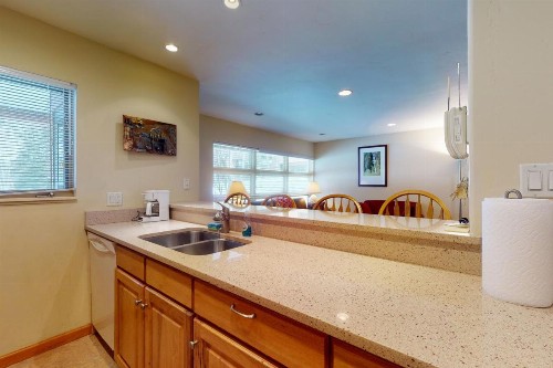 Convenient 2 Bedroom Condo #11A in East Vail. Market and Hot Tub on Site - image 6