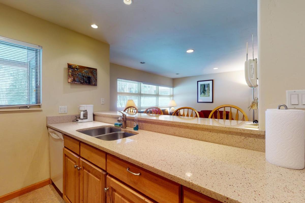 Convenient 2 Bedroom Condo #11A in East Vail. Market and Hot Tub on Site - image 6
