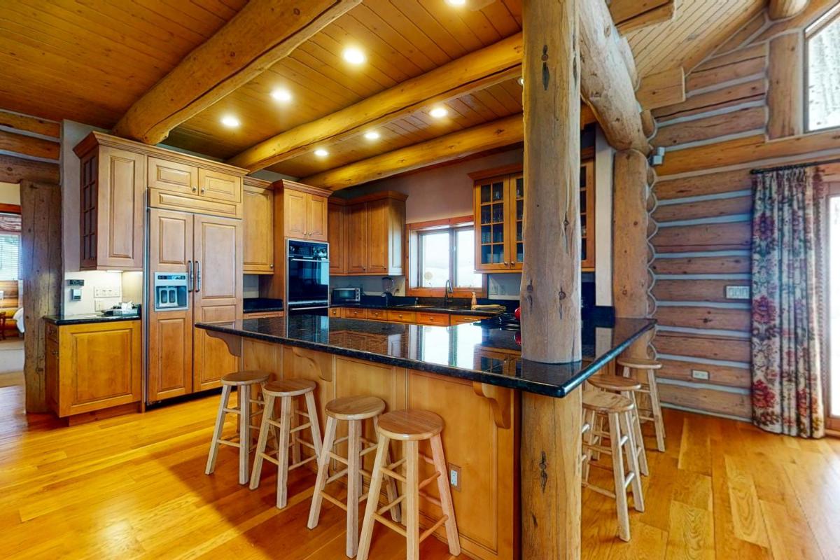 Spacious Mountain Retreat in East Vail - image 3