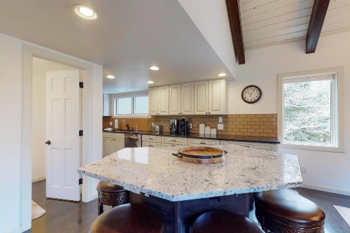 Spectacular Remodeled 5 Bedroom Matterhorn home w/ Hot Tub and Ski Lockers! - image 10