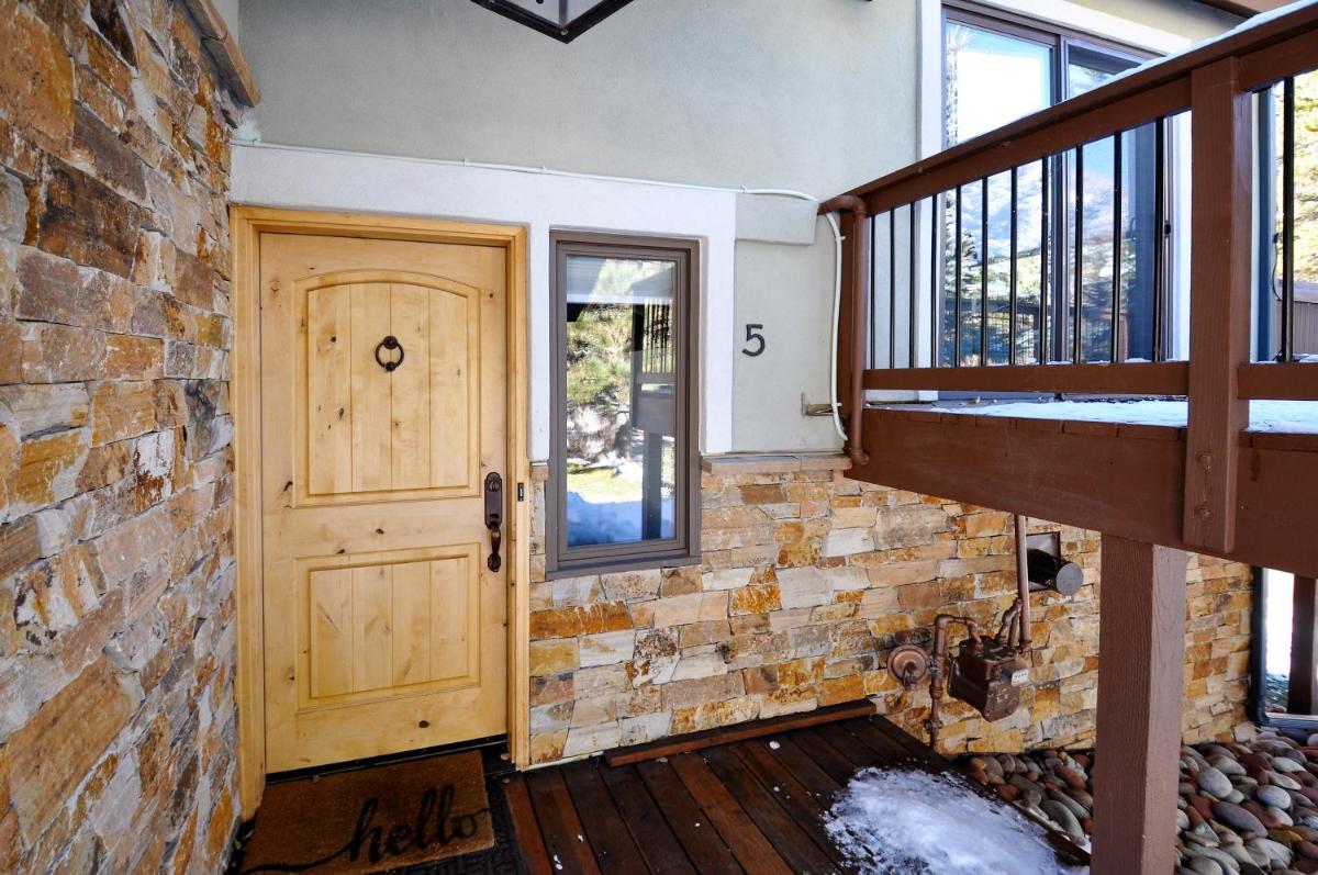 Spectacular Remodeled 5 Bedroom Matterhorn home w/ Hot Tub and Ski Lockers! - image 2