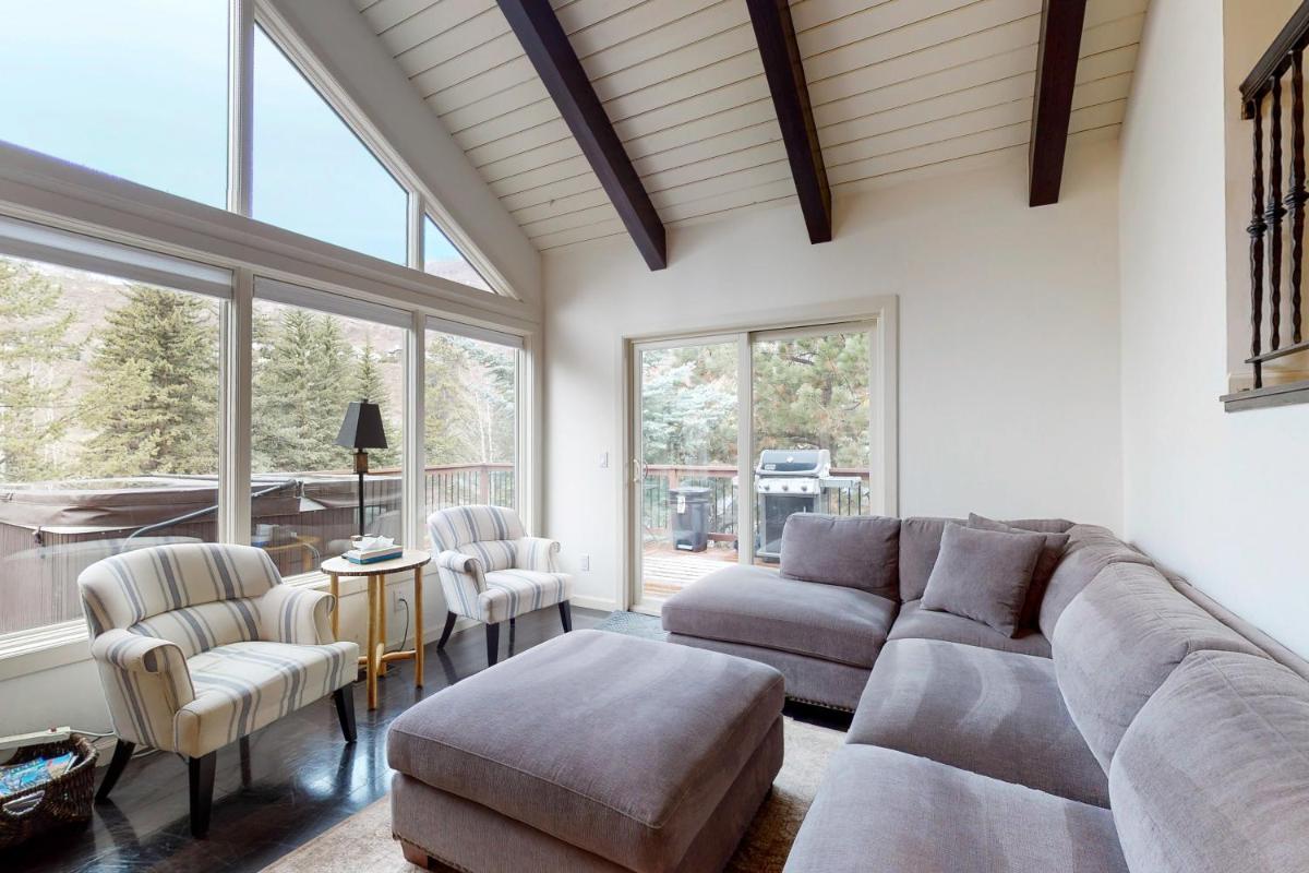 Spectacular Remodeled 5 Bedroom Matterhorn home w/ Hot Tub and Ski Lockers! - image 7