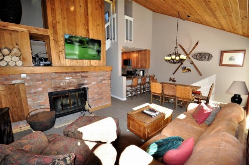 Remodeled 2 Bedroom East Vail Condo 6G with Hot Tub Market Free Shuttle
