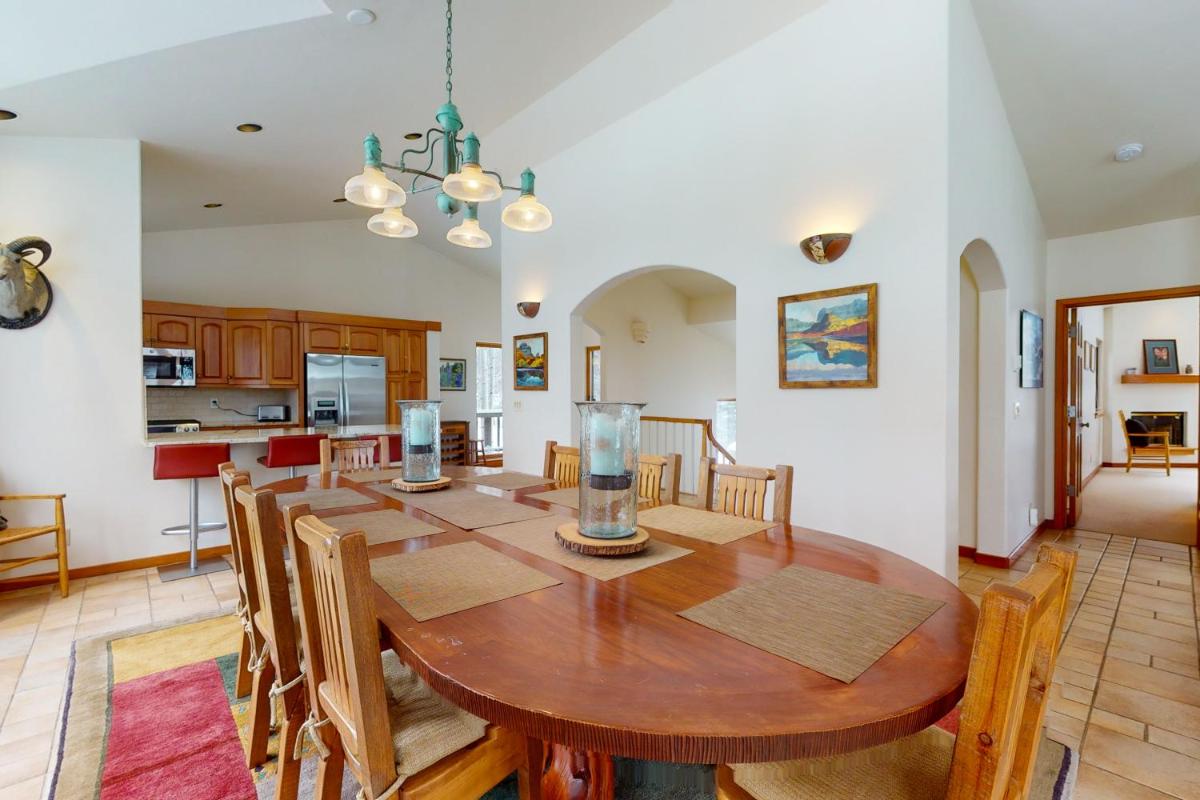 Spacious and Beautiful Home in East Vail - image 6