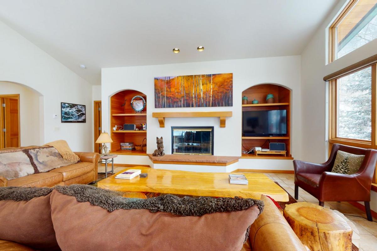 Spacious and Beautiful Home in East Vail - image 7