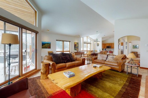 Spacious and Beautiful Home in East Vail - image 8