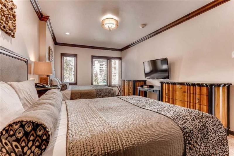 Vail Lion Square 2 Bed Platinum - image 4