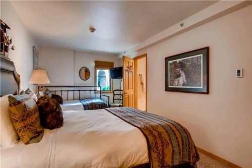 Vail Lion Square 2 Bed Gold - image 10
