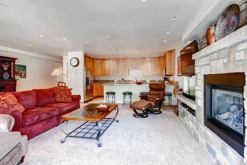 Vail Lion Square 2 Bed Gold - image 3