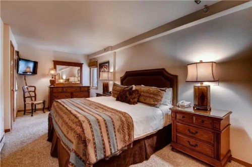 Vail Lion Square 2 Bed Gold - image 6