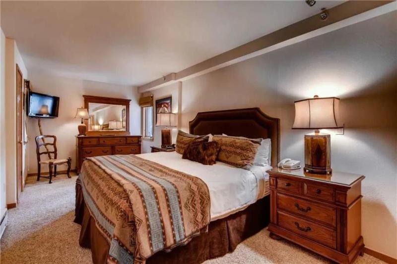 Vail Lion Square 2 Bed Gold - image 6