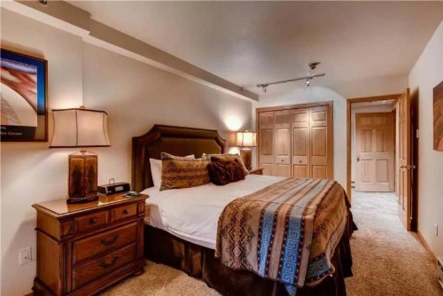 Vail Lion Square 2 Bed Gold - image 8
