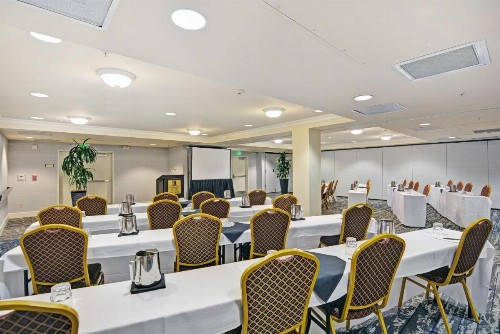 Embassy Suites Valencia - image 15