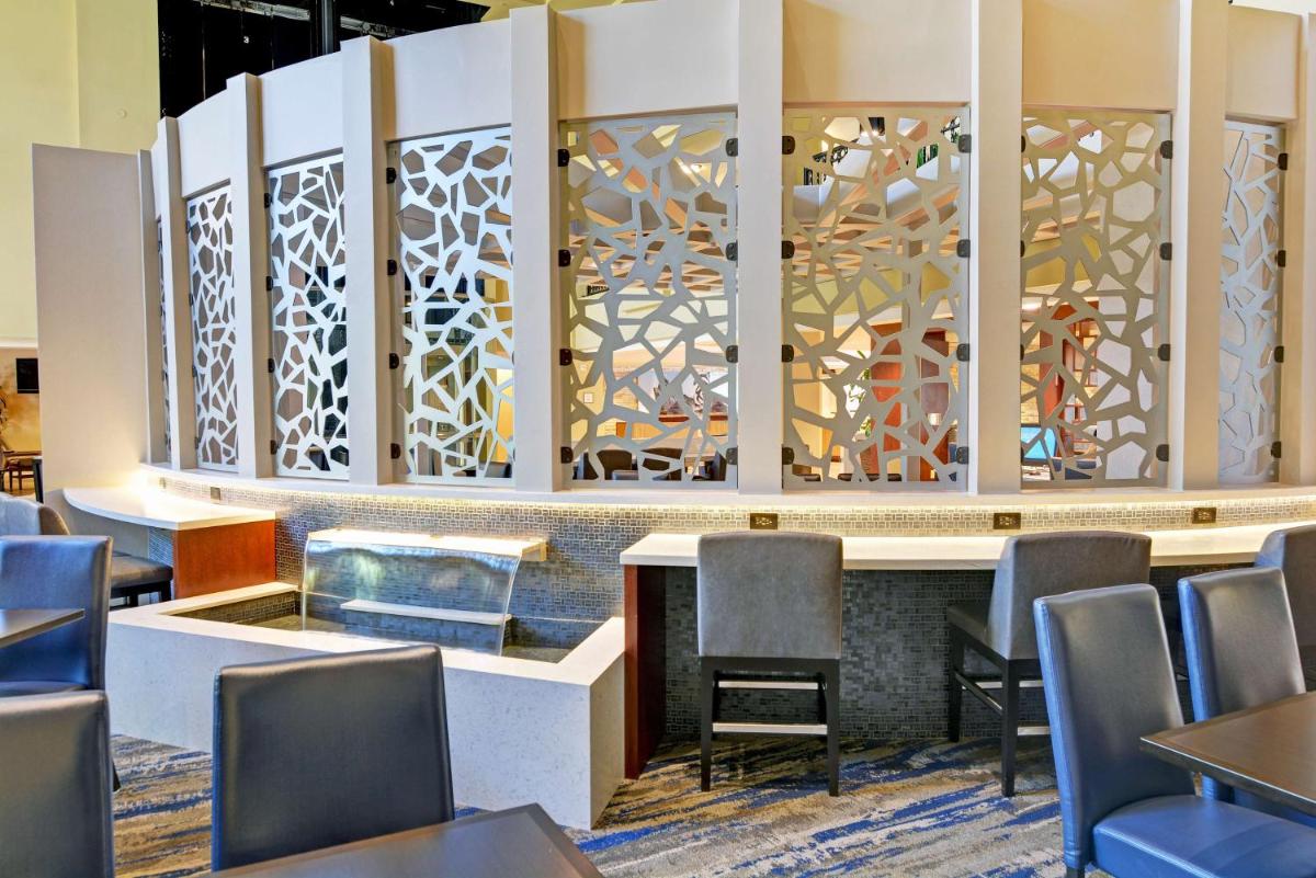 Embassy Suites Valencia - image 2