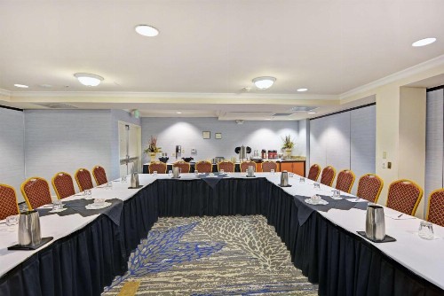 Embassy Suites Valencia - image 5