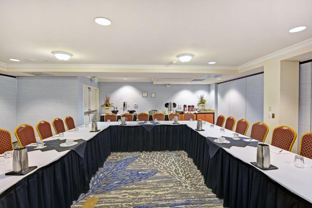 Embassy Suites Valencia - image 5