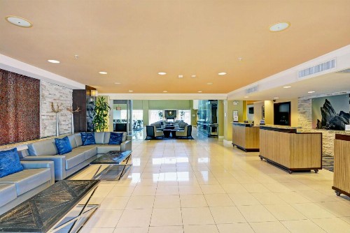 Embassy Suites Valencia - image 6
