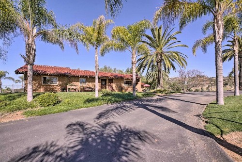 Eclectic Villa w/ Adobe Horse Stables & Pool!