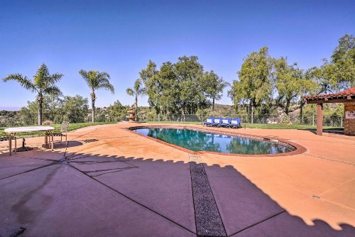 Eclectic Villa w/ Adobe Horse Stables & Pool! - image 3