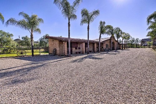 Eclectic Villa w/ Adobe Horse Stables & Pool! - image 5