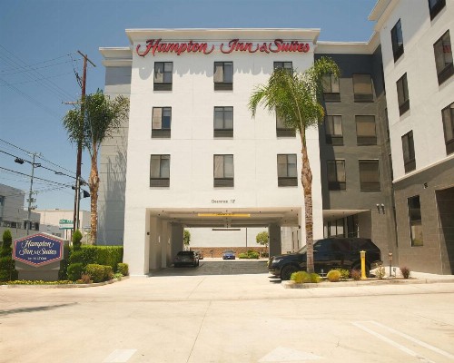 Hampton Inn & Suites Sherman Oaks - image 1