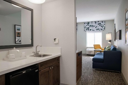Hampton Inn & Suites Sherman Oaks - image 17