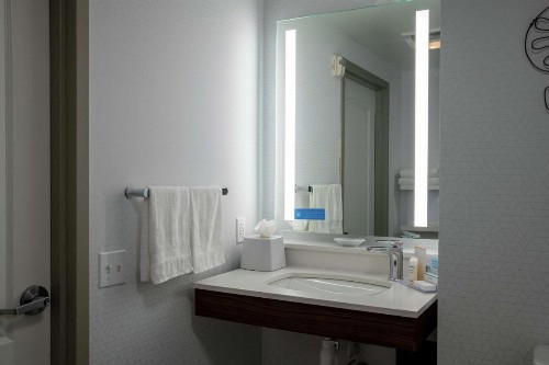 Hampton Inn & Suites Sherman Oaks - image 20