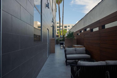 Hampton Inn & Suites Sherman Oaks - image 3