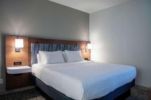 Hampton Inn & Suites Sherman Oaks - image 22
