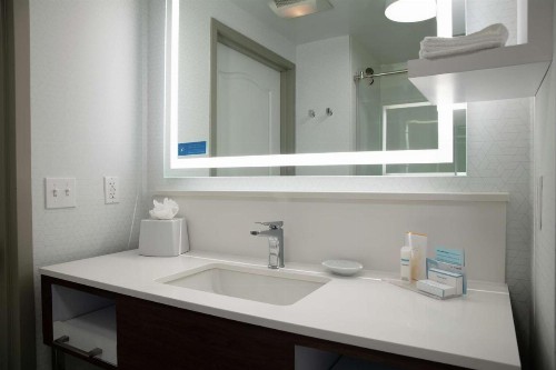 Hampton Inn & Suites Sherman Oaks - image 24