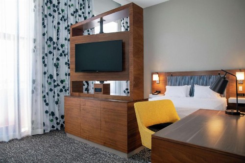 Hampton Inn & Suites Sherman Oaks - image 25